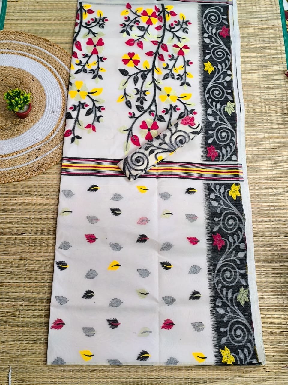 White Soft Dhakai Jamdani Sare 1 White Soft Dhakai Jamdani Sare