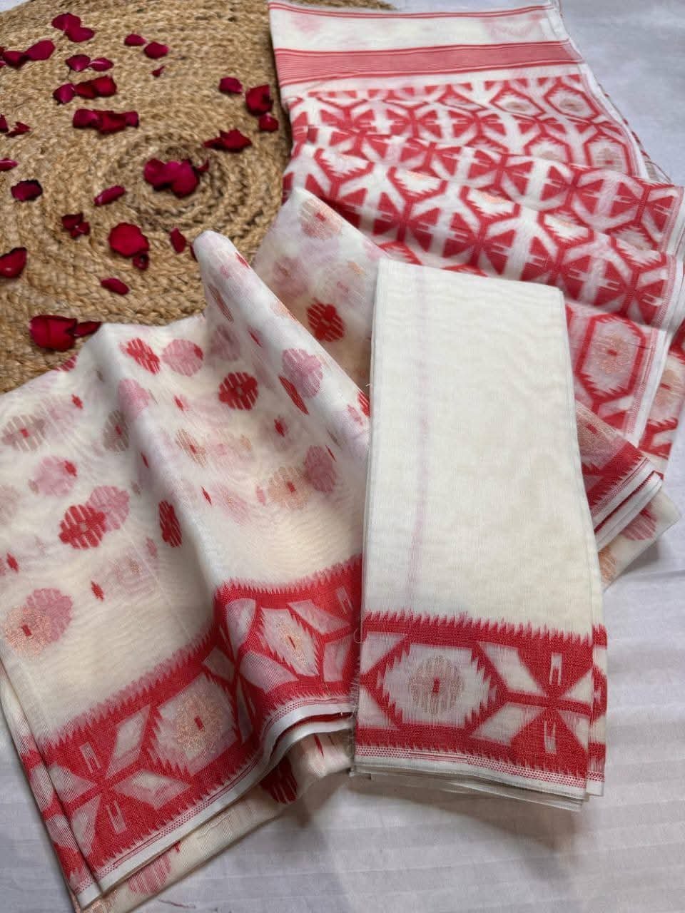 Barfi Buti Soft Dhakai Jamdani Sari with Blouse Piece - White 2 Barfi Buti Soft Dhakai Jamdani Sari with Blouse Piece - White - Image 2