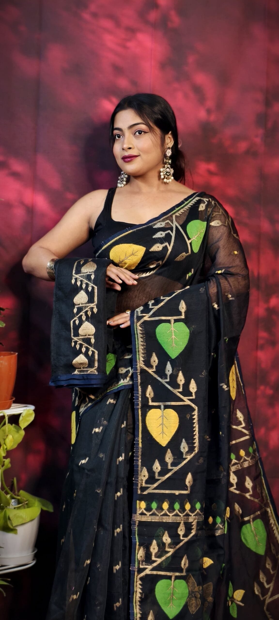 Pan Pata Soft Black Handloom Sari With Blouse Piece 2 Pan Pata Soft Black Handloom Sari With Blouse Piece - Image 2