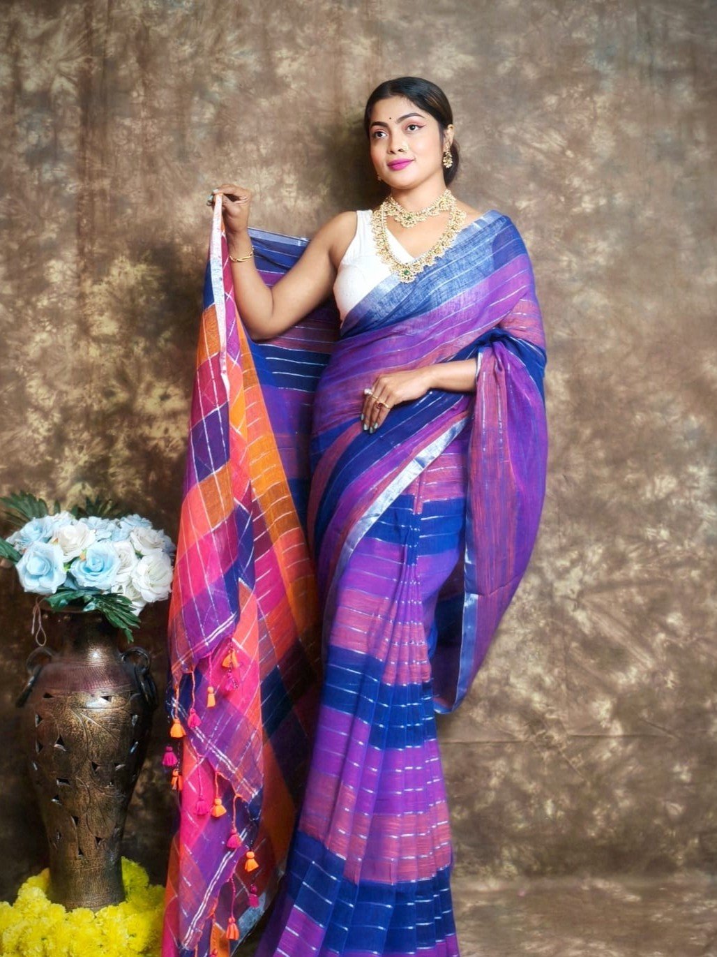 Dual Tone Plain Linen Saree With Blouse Piece 3 Dual Tone Plain Linen Saree With Blouse Piece - Image 3