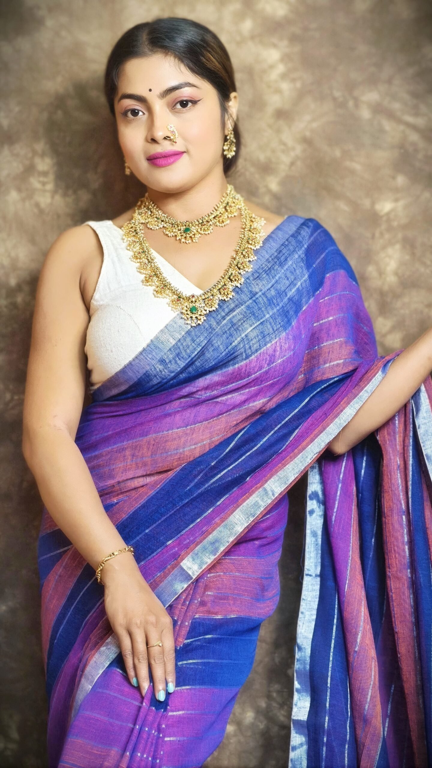 Dual Tone Plain Linen Saree With Blouse Piece 4 Dual Tone Plain Linen Saree With Blouse Piece - Image 4